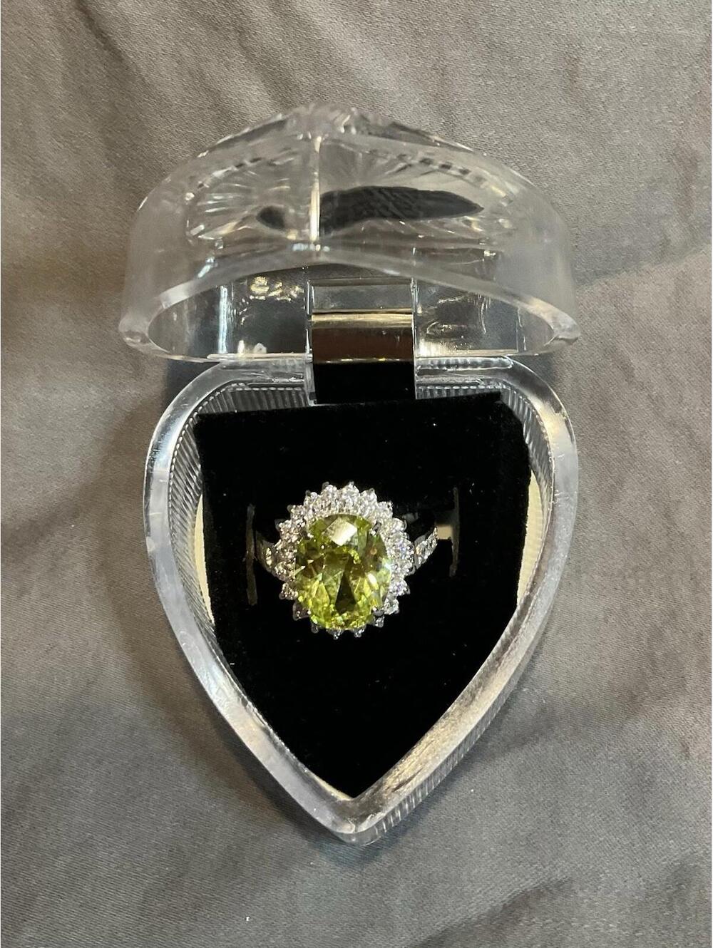 NWOT Beautiful Ring Made With Swarovski Crystal Split Back Size 6 #1305